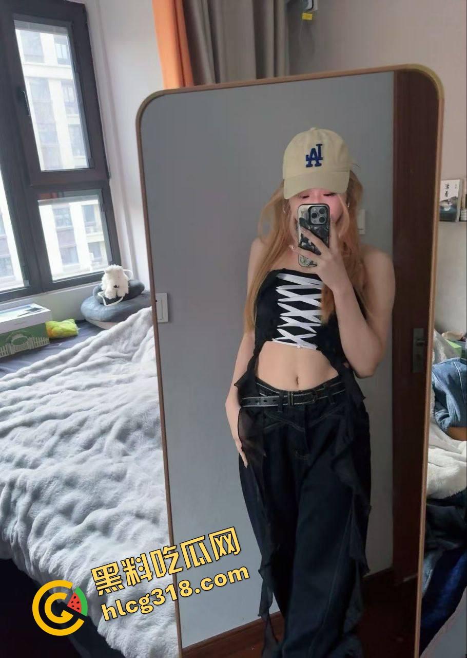 就好这口，逼水被打出来的母狗最带感，不叫不哭只会喷水，抽一鞭就高潮，SM玩成了喷泉表演！-4