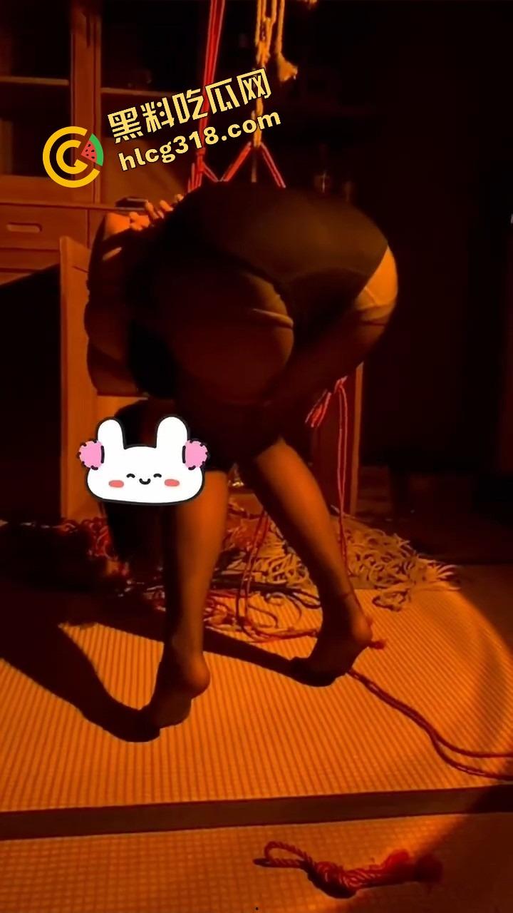 就好这口，逼水被打出来的母狗最带感，不叫不哭只会喷水，抽一鞭就高潮，SM玩成了喷泉表演！-8