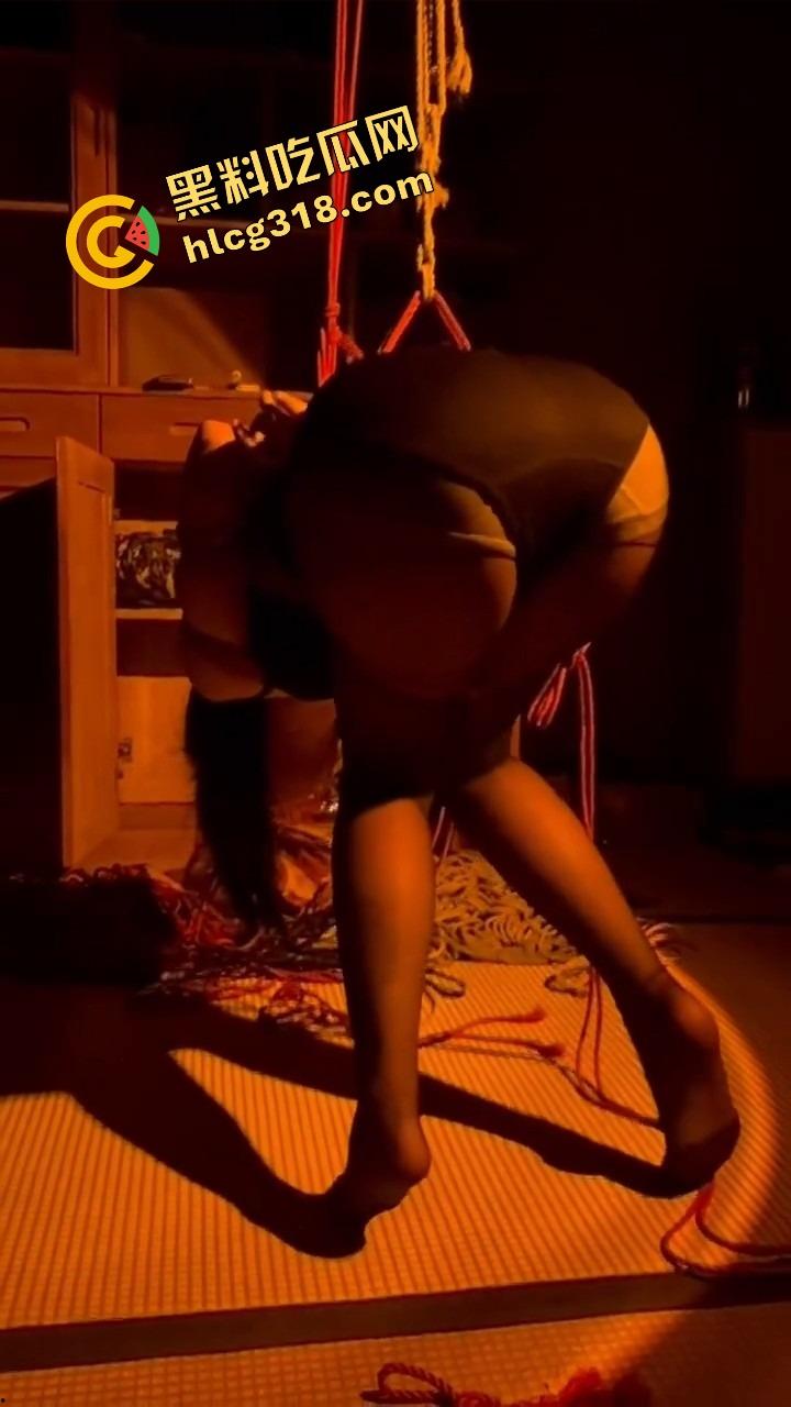 就好这口，逼水被打出来的母狗最带感，不叫不哭只会喷水，抽一鞭就高潮，SM玩成了喷泉表演！-9