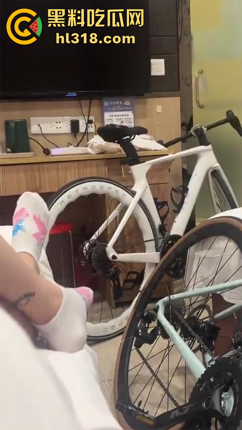 骑行圈淫乱私拍合集,各种长腿肥臀骑行媛,在床上的骚浪样,透明黑丝运动裤,丁字裤清晰可见!-4