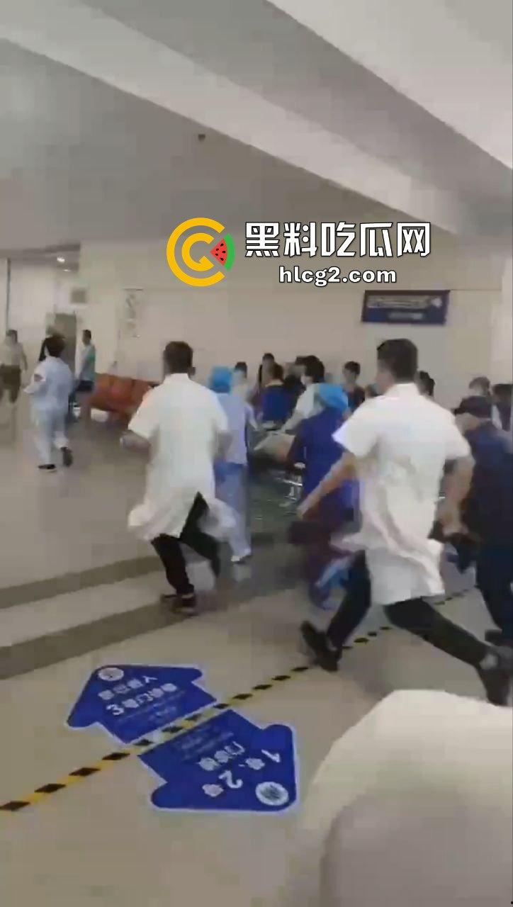 温州杀医案!完整始末!医生李晟被报复的患者家属认错人误砍伤 路人多角度拍摄完整过程!行凶者负罪跳楼自杀!-10