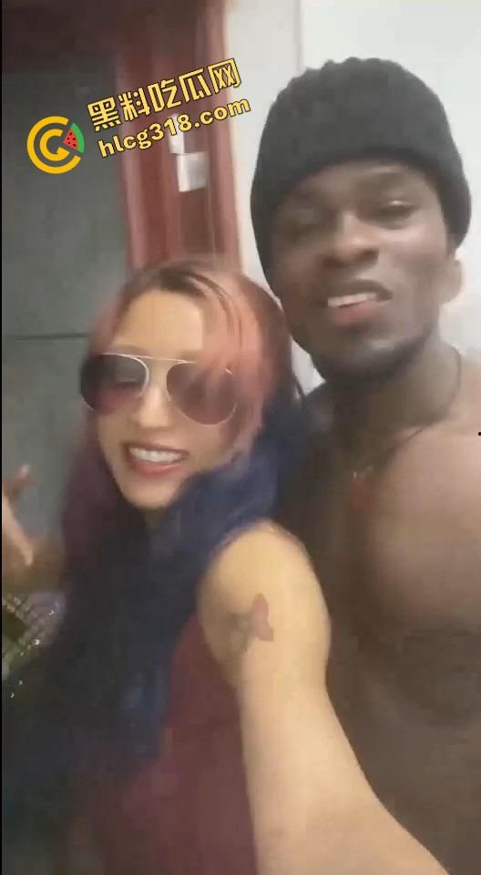 广州老黑鸡巴称王白逼黄逼跪舔当肉厕,黑桃A媚黑贱女扎堆献洞求操,嫩逼烂逼抢着伺候!-7