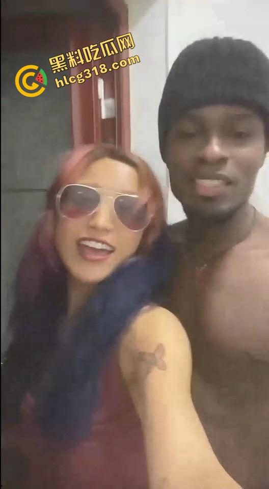 广州老黑鸡巴称王白逼黄逼跪舔当肉厕,黑桃A媚黑贱女扎堆献洞求操,嫩逼烂逼抢着伺候!-9